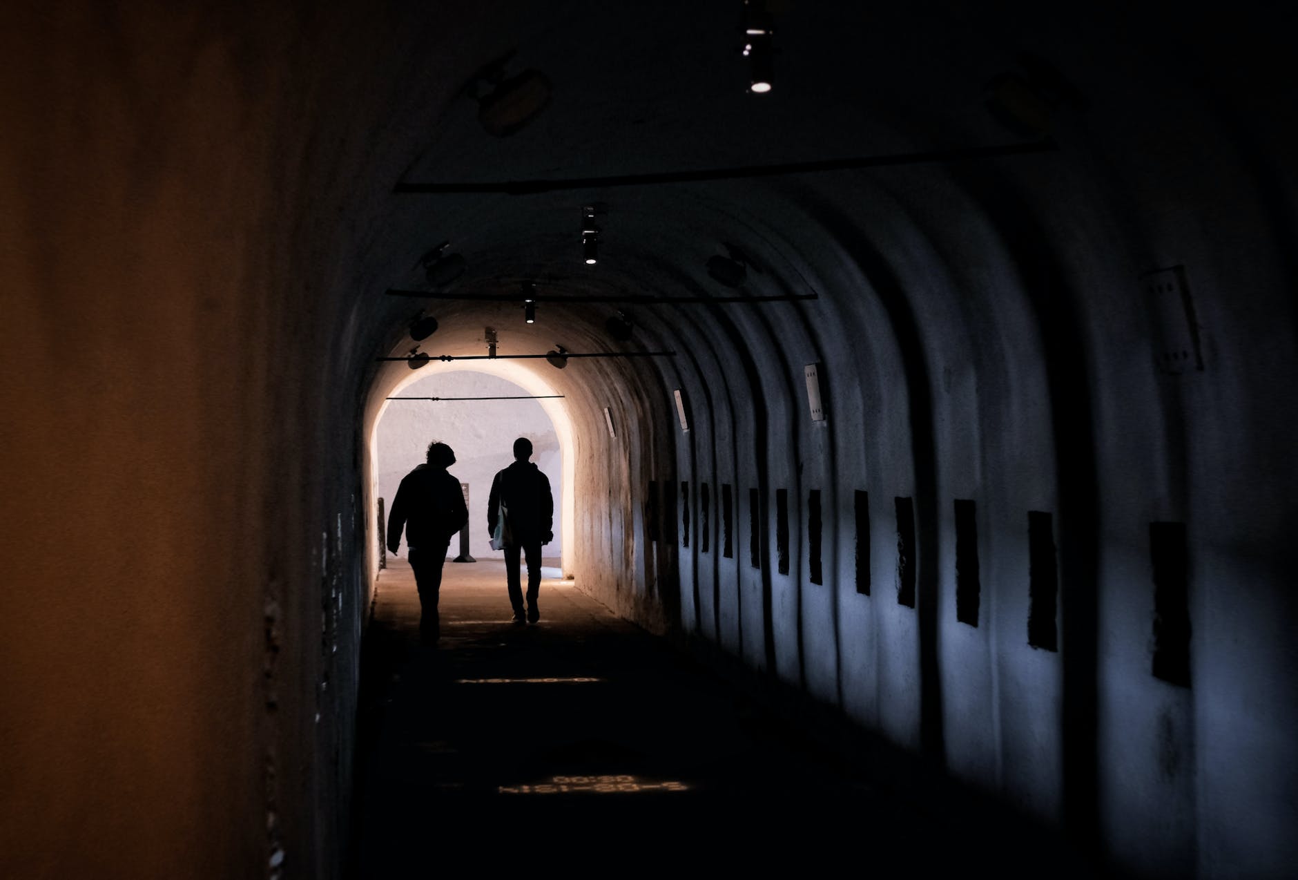 Schattenbild Der Person, Die Auf Dem Tunnel Geht