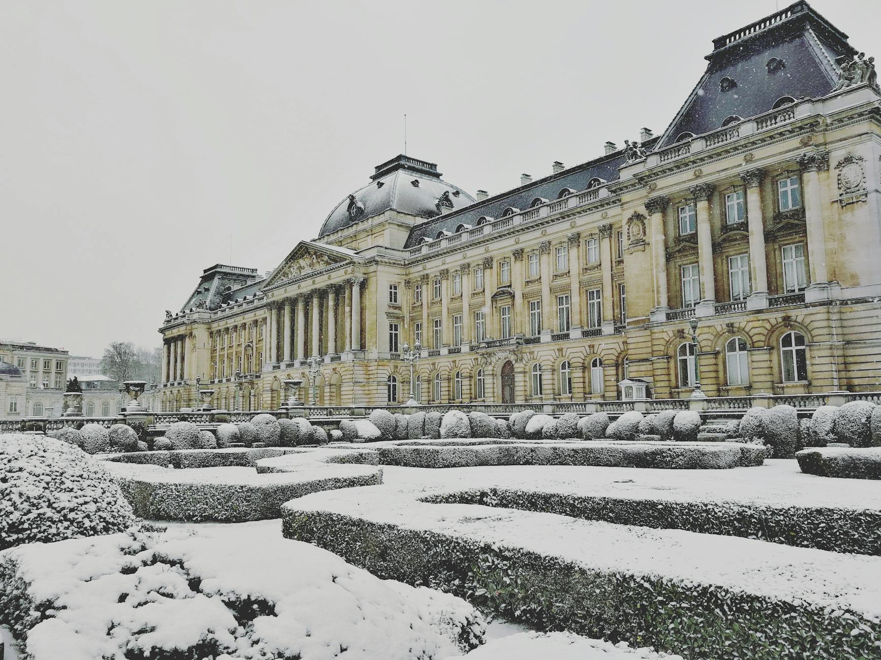 Weißes Und Braunes Betongebäude