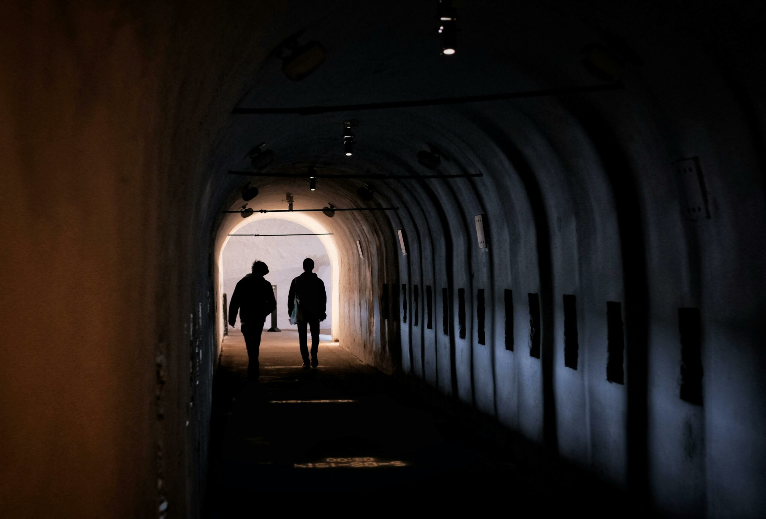 Schattenbild Der Person, Die Auf Dem Tunnel Geht