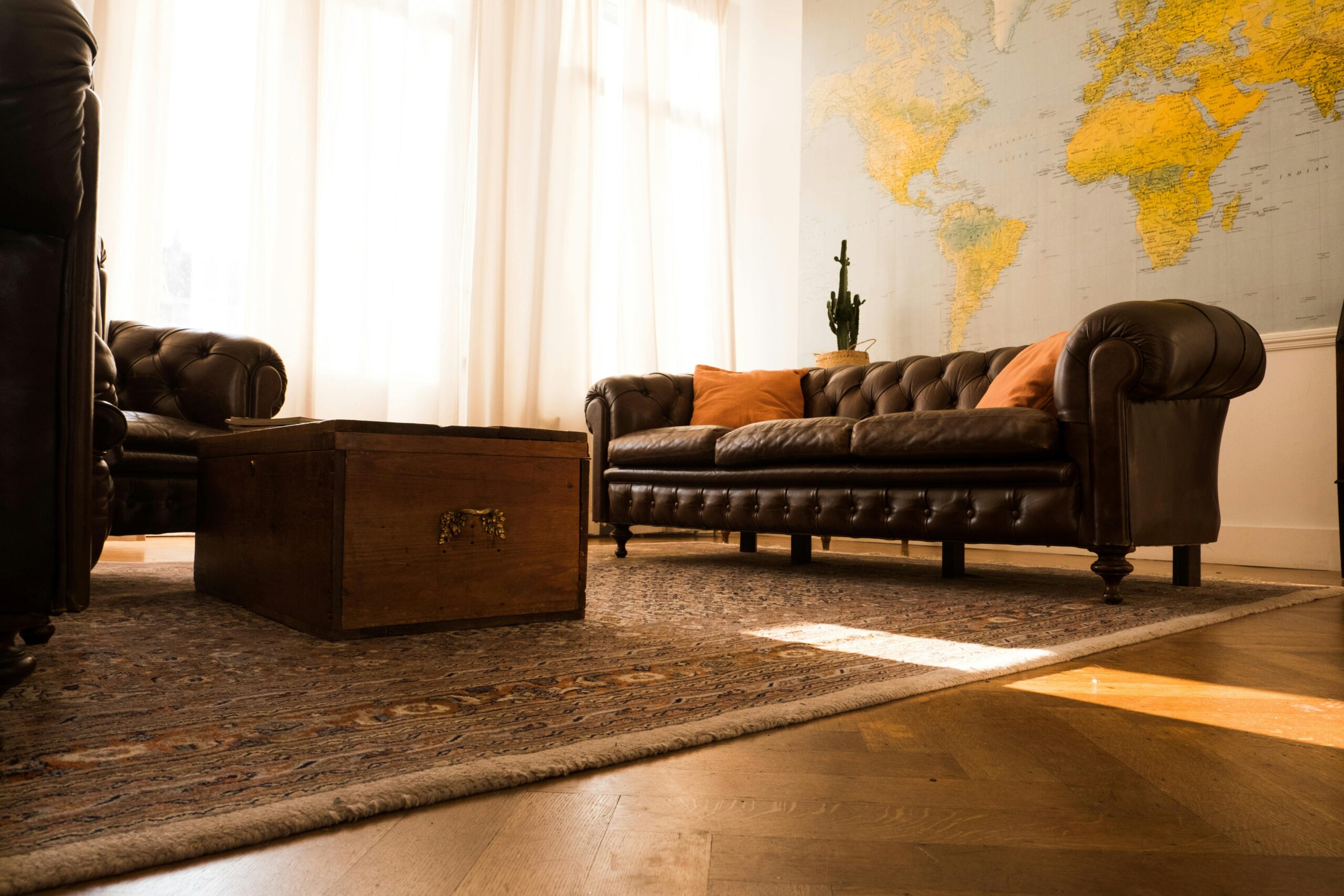 Kostenloses Stock Foto zu #indoor, alte truhe, beige vorhänge